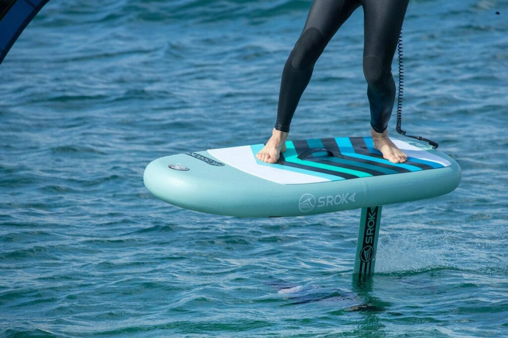 Wing Foil avec une planche gonflable