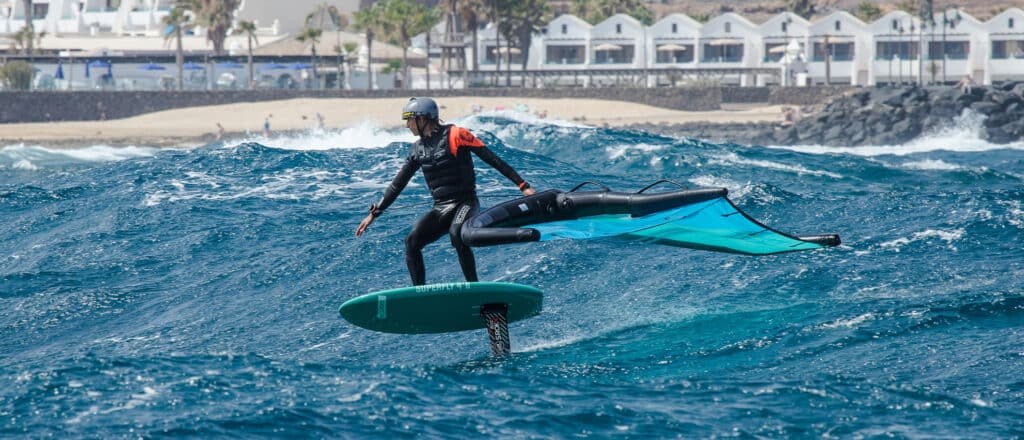 Comment surfer une vague en wing foil ?
