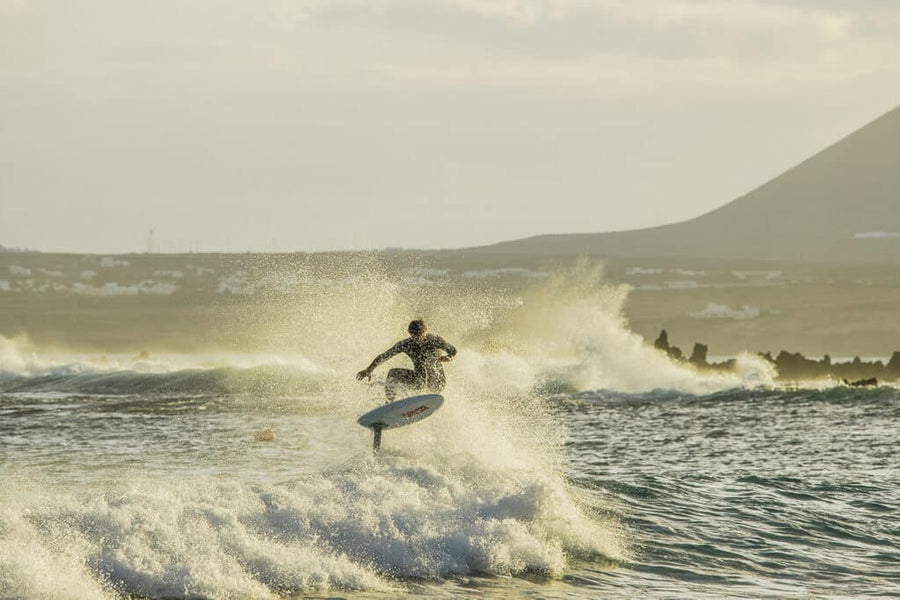 Surf Foil : Le Guide Ultime SROKA pour Choisir Votre Équipement et Foiler sur les Vagues