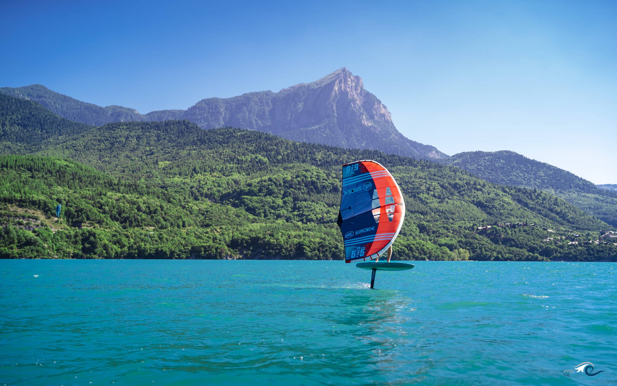 wing foil naviguant sur un lac