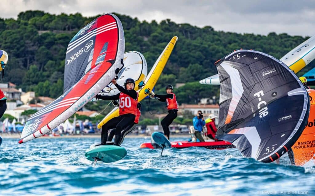 Compétition de wing foil avec une aile SROKA rouge et blanche lors d'une course en mer