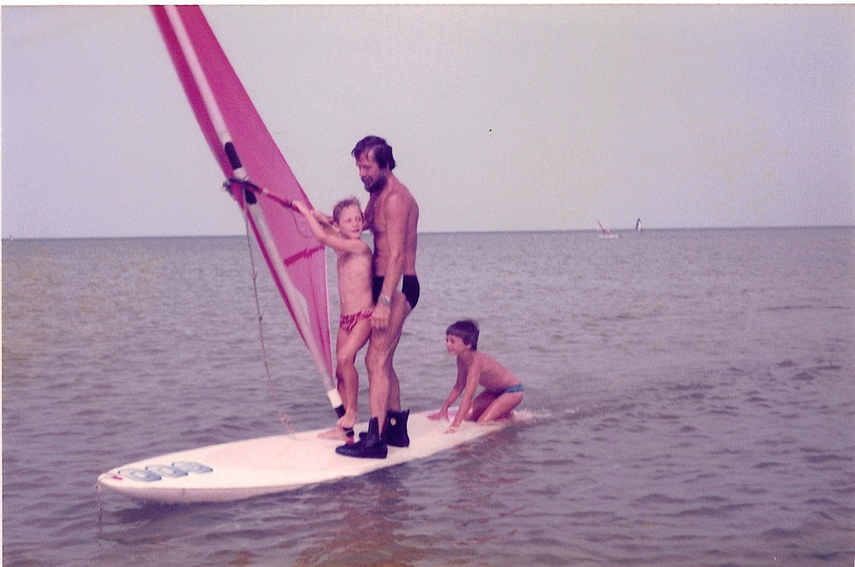 Bruno Sroka enfant, ses premières sessions de planche à voile