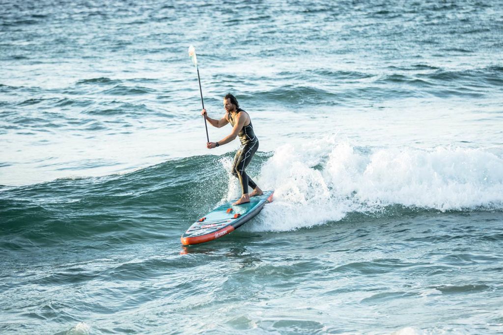 SURF avec stand up paddle gonflable Sroka Company en Corse