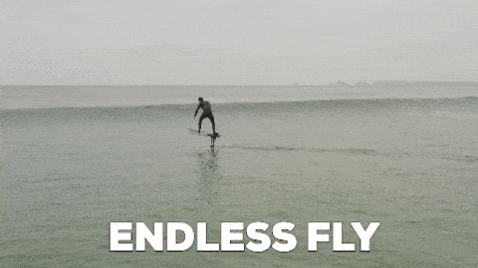 Un vol infini de vague en vague grâce au surf-foil Sroka.