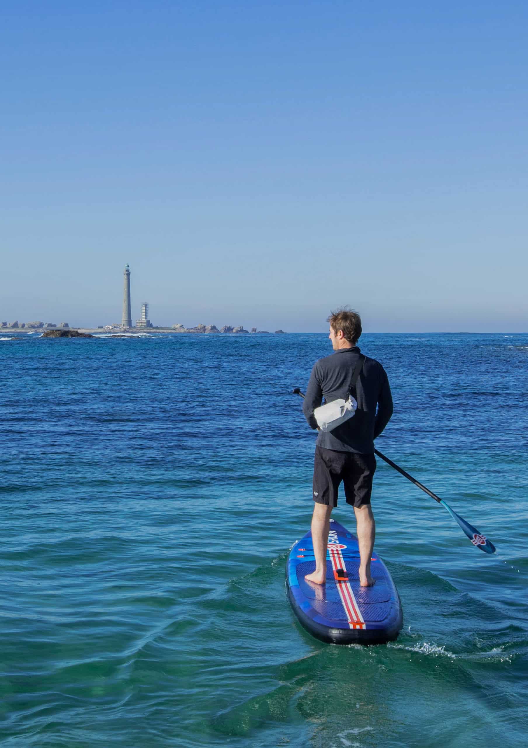 The white Paddle waterproof bag can be worn over the shoulder thanks to its adjustable strap.