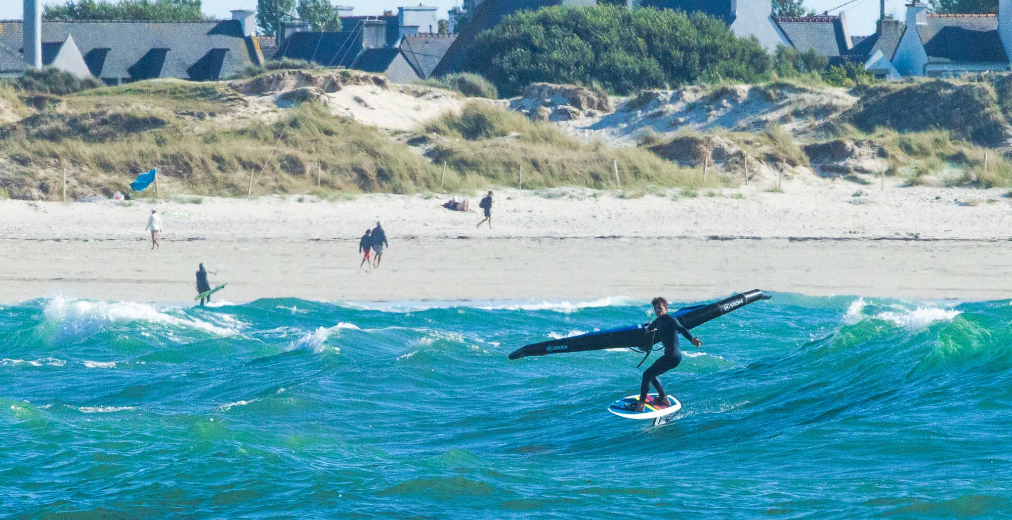 Gabriel Bachelet avec le pack surf foil Fast Flyer et la Wing Sroka.