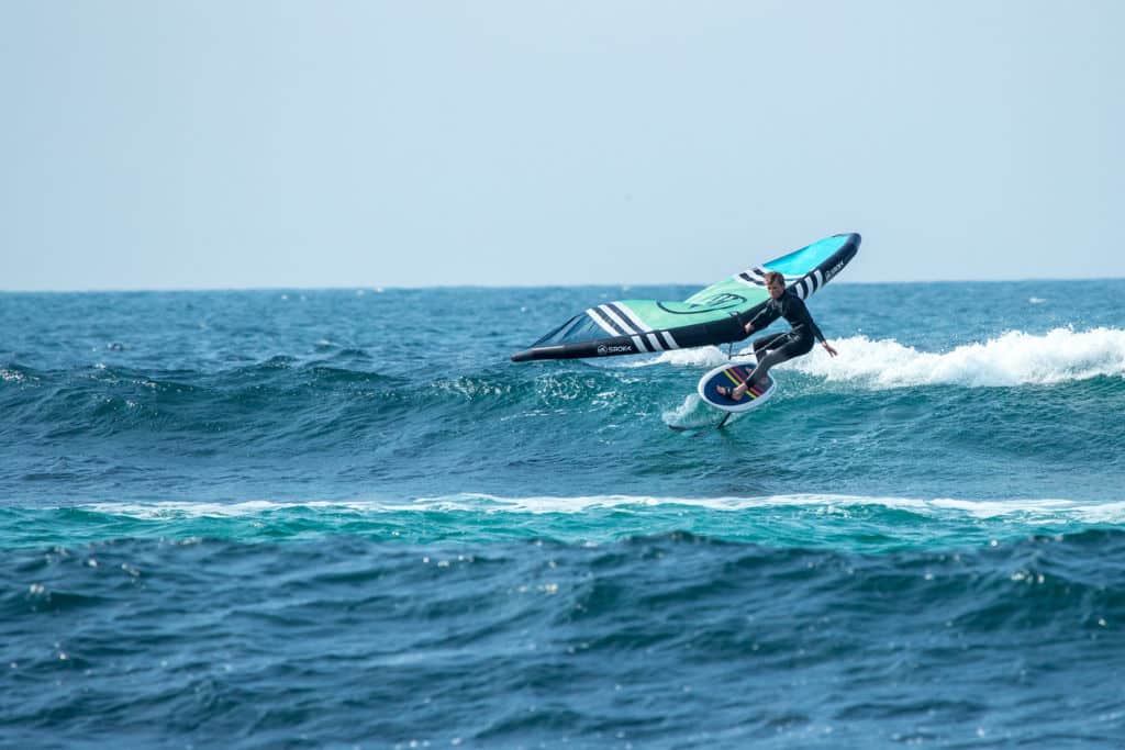 Surf avec le pack wingfoil Sroka Company avec la planche de foil, le foil et la Wing Sroka