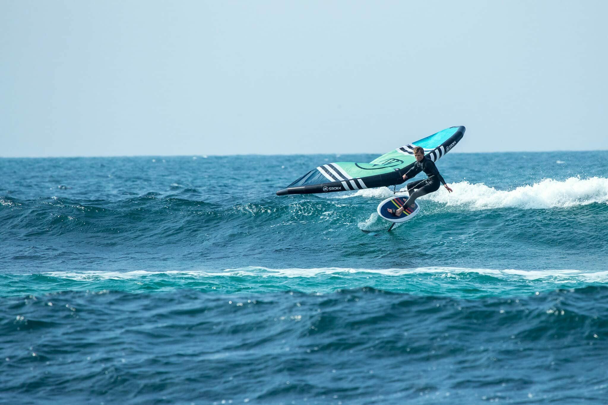 Surfen Sie mit dem Wingfoil-Paket von Sroka Company mit dem Sroka Foil Board, Foil und Wing