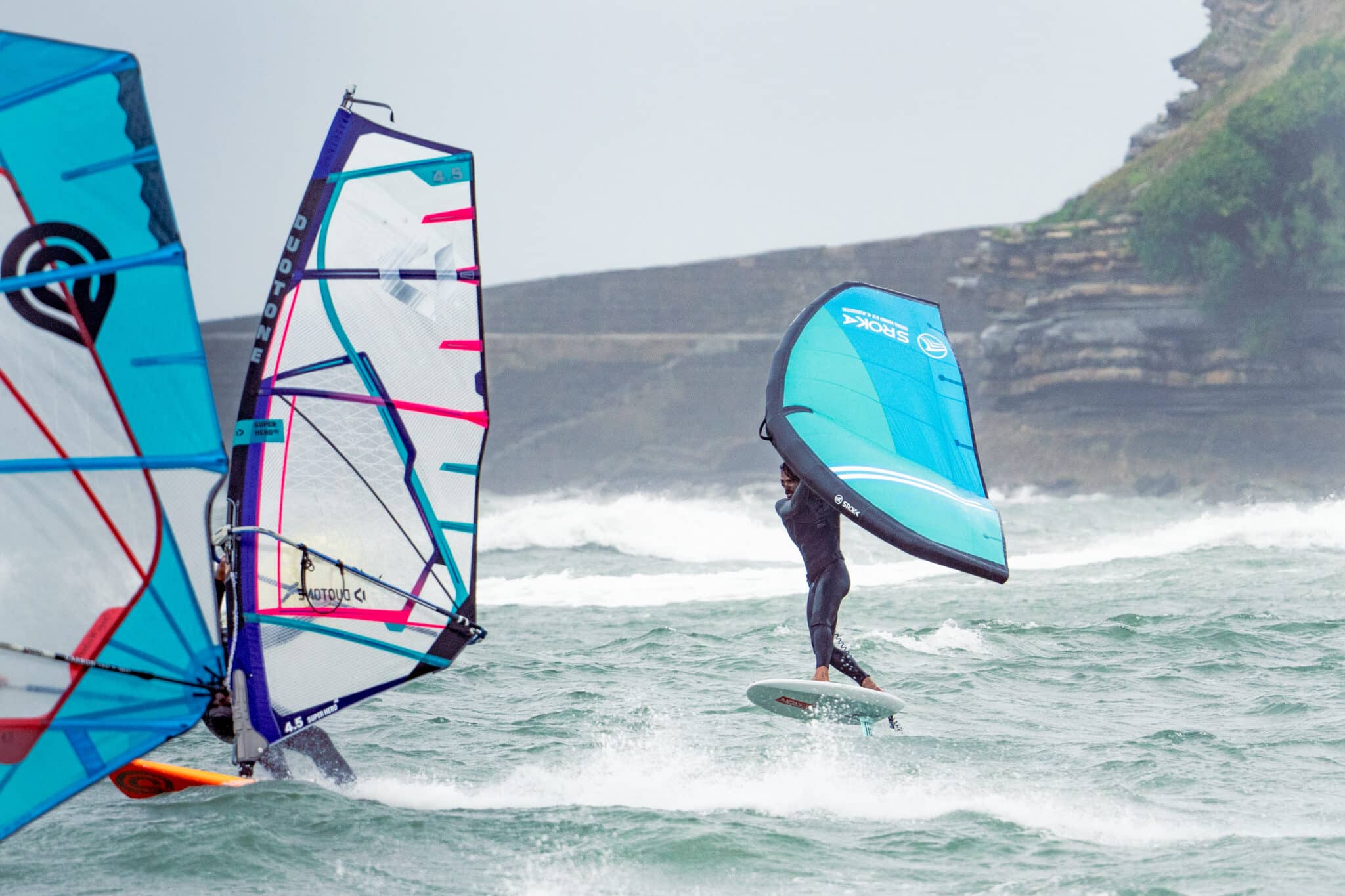 Choisir entre wing foil et wind surf foil, quelles différences