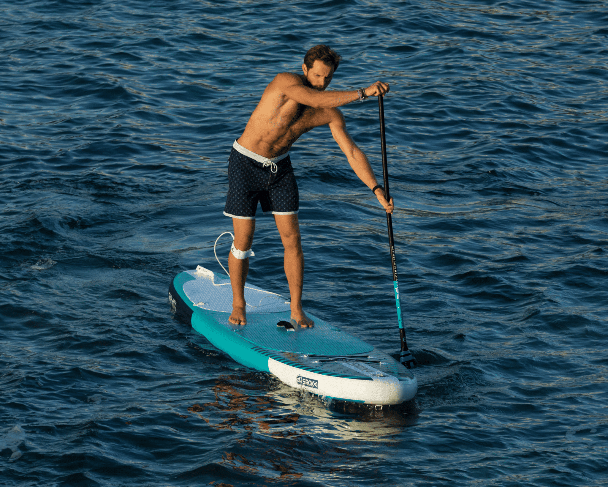 les bases pour surfer en paddle gonflable