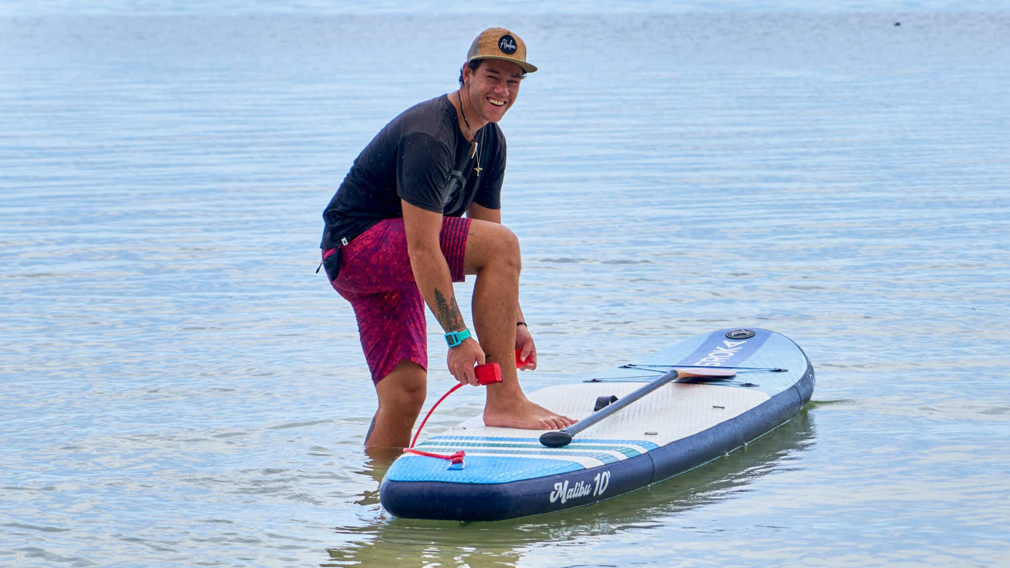 pratiquer le paddle sur un plan d'eau calme