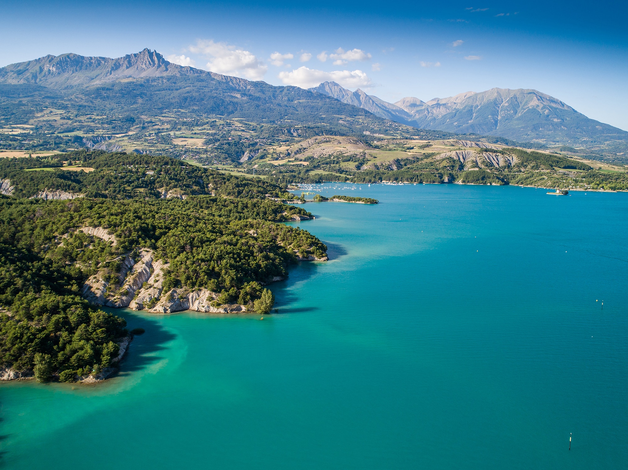 wing foil sur le lac de serre ponçon