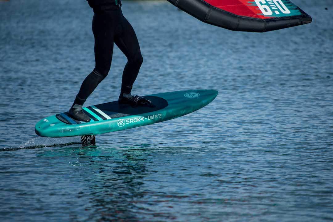 apprendre à naviguer en light wind avec une planche spécial de light wind
