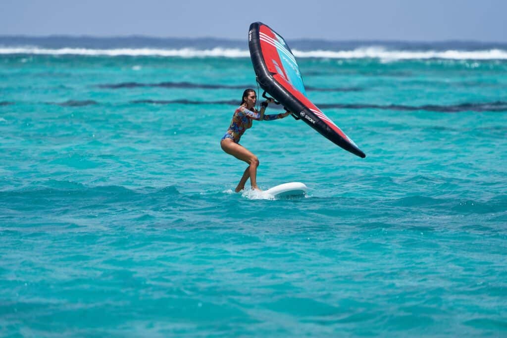 bien écarter les pieds pour décoller en wingfoil