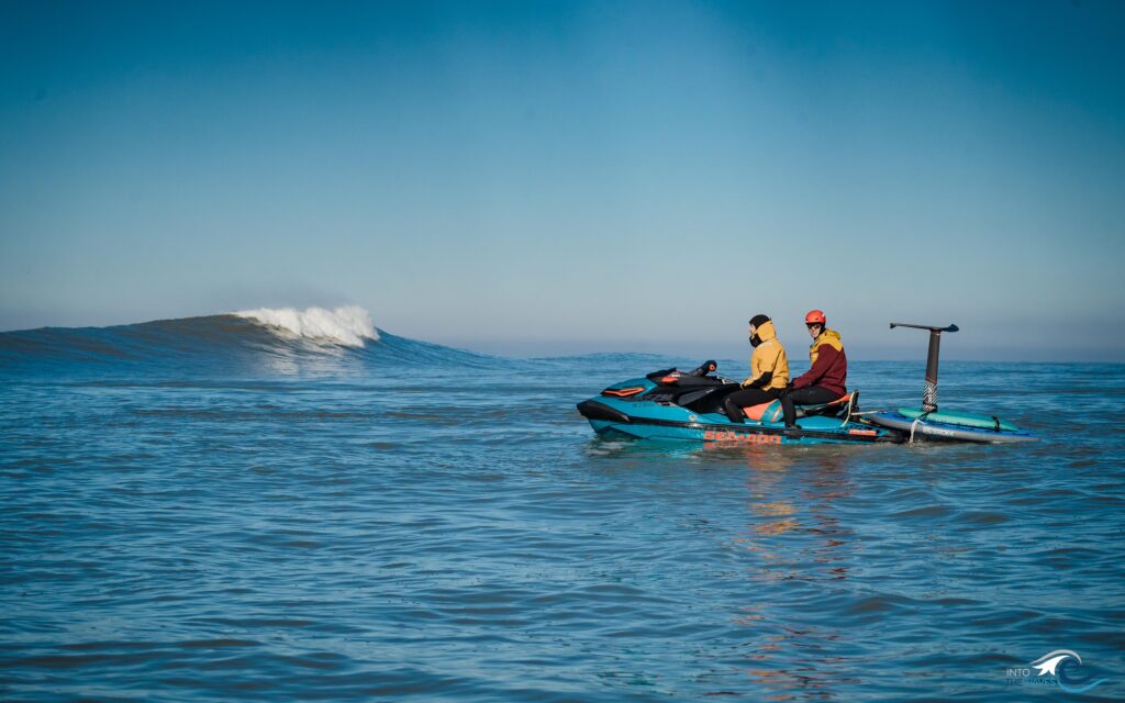 Tow in surf foil dans du gros