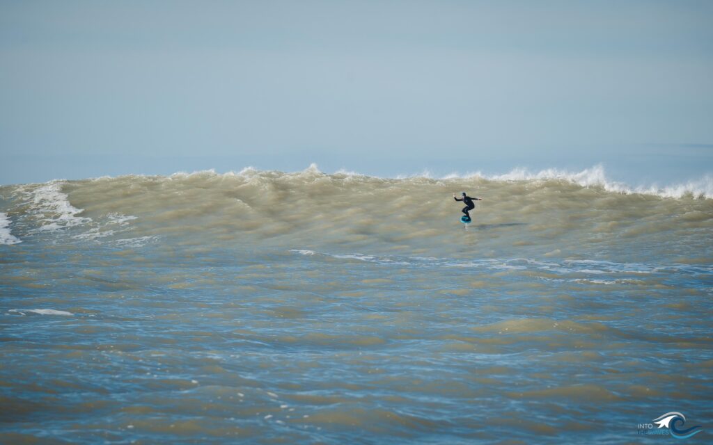 Surf foil tractée dans des grosses vagues.